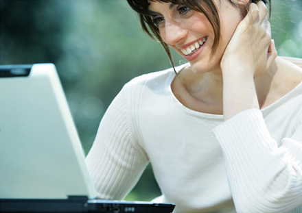 Mujer navega por Internet