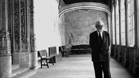 Unamuno pasea por la Universidad de Salamanca