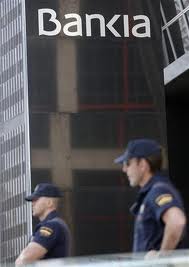 Bankia, fachada con policías