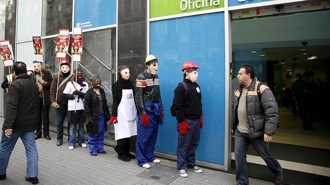 Manifestación de parados en la cola del INEM