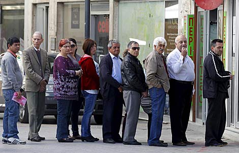 Los Chipriotas en la cola del banco