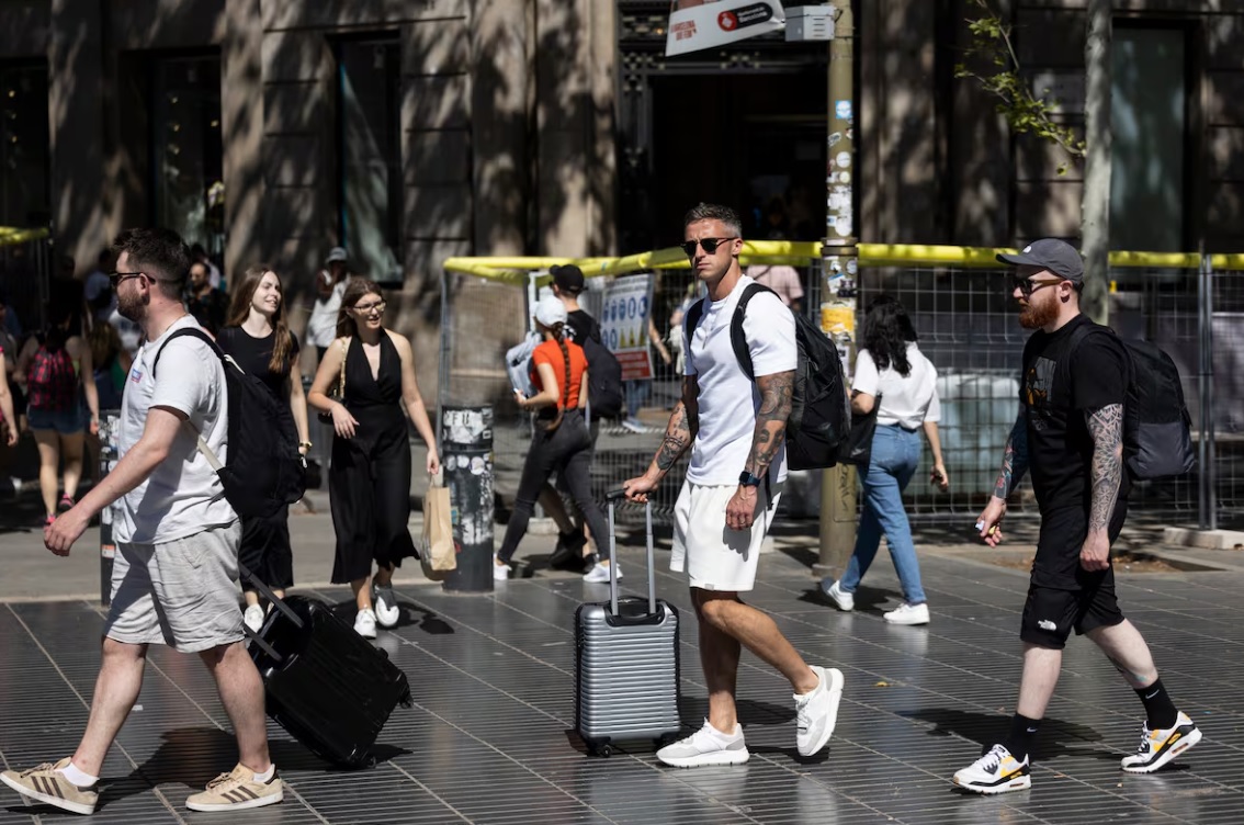 La economía española creció un 0,8% en el primer trimestre, una décima más de lo previsto, por el tirón del turismo y la inversión