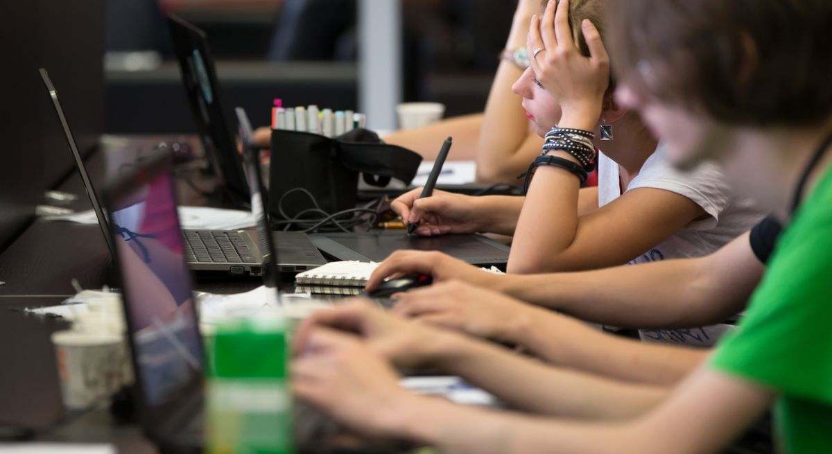 La IA quizá no destruya empleos pero facilita contratar a candidatos sin experiencia por menos sueldo