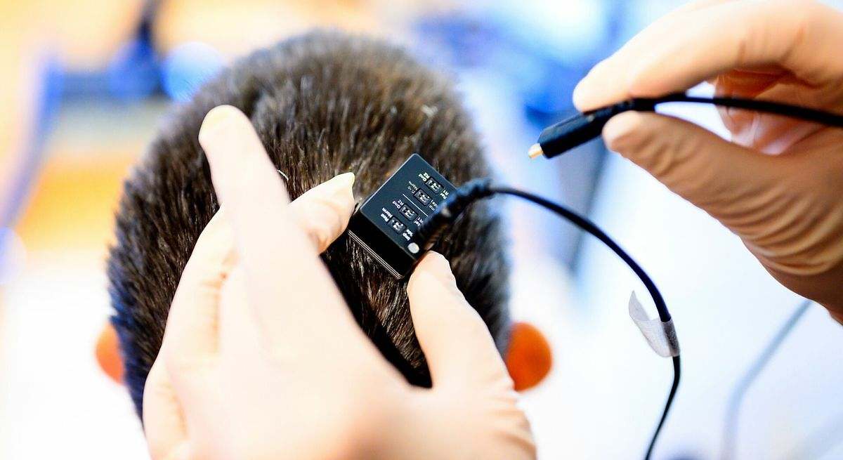 Tras 20 años sin voz una mujer vuelve a «hablar» gracias a la IA y una máquina conectada al cerebro