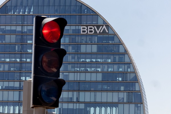 Banco de España y la CNMV se mantienen al margen del ‘referéndum’ lanzado por el Gobierno sobre la OPA de BBVA: «No tenemos nada que decir»