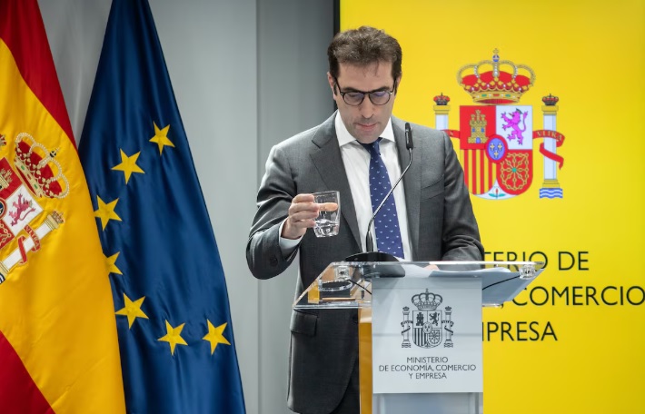 Economía ultima un informe sobre la consulta pública para justificar su decisión en la opa a Sabadell