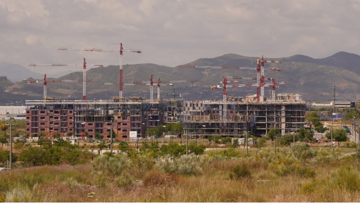 La Administración encarece hasta un 25% el precio final de la vivienda y la grava con una carga fiscal del 30%