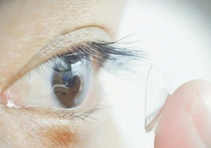 Crean unas lentillas que permiten ver con los ojos cerrados