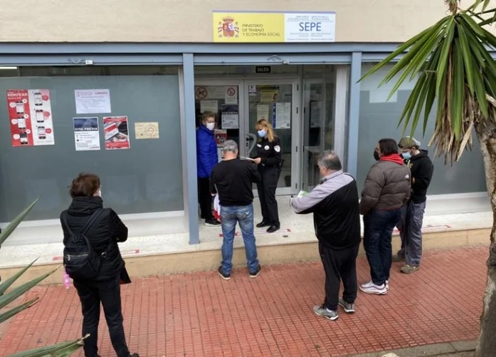 Una Administración atenazada por el pago del paro, que no llega al empleo y al control de las prestaciones