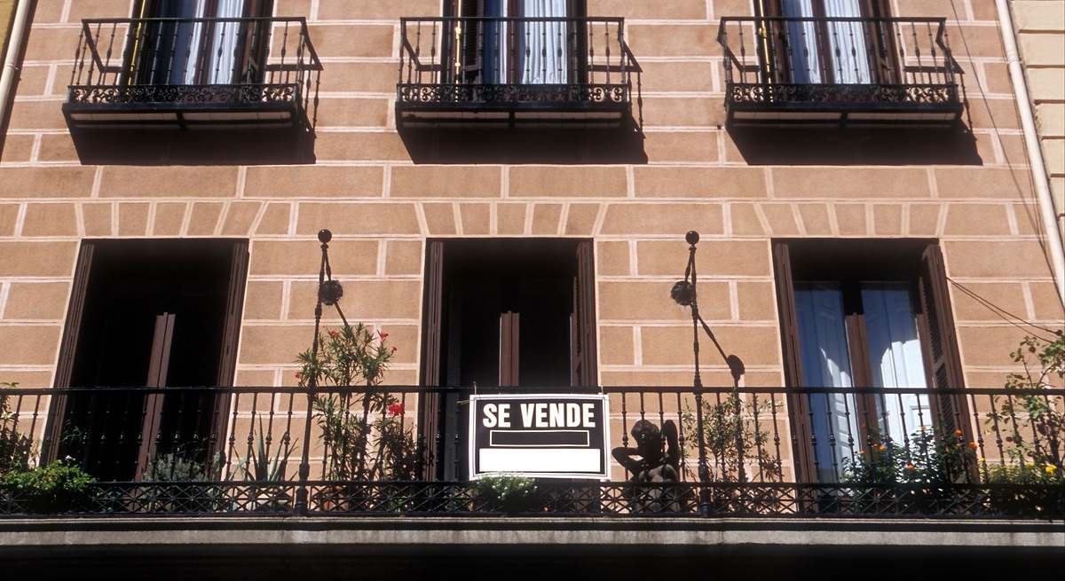 El comprador de una vivienda tendrá que asumir las deudas tributarias aunque caduque la nota registral
